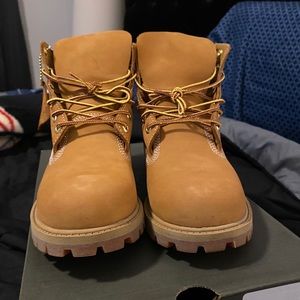 GENTLY WORN KIDS TIMBERLANDS
